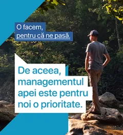 alt text: imagem because we care alusiva à gestão da água. Homem na natureza, em cima de pedras num rio. Apresenta o texto fazemos, porque cuidamos, é por isso que a gestão da água é uma prioridade para nós.